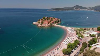 Sveti Stefan, Karadağ 'da küçük bir ada ve tatil beldesi