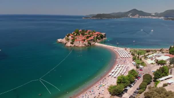 Sveti Stefan, liten holme och resort i Montenegro — Stockvideo