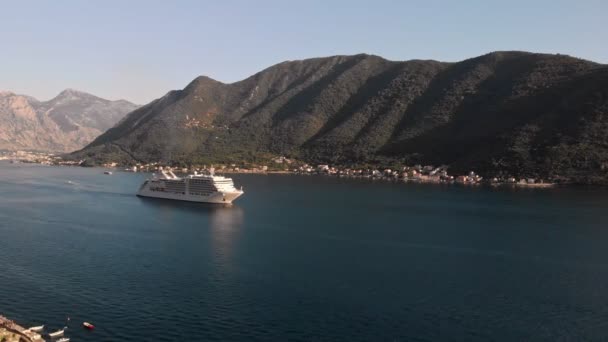 Kryssningsfartyg nära Perast i Montenegro — Stockvideo