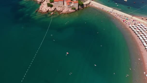 Sveti Stefan, pequena ilhota e resort em Montenegro — Vídeo de Stock
