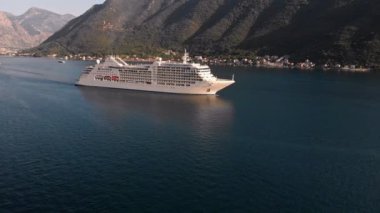 Karadağ 'da Perast yakınlarında seyir gemisi