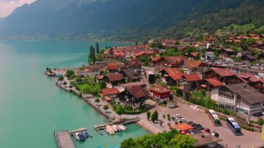 İsviçre Avrupa Alplerinde renkli yeşil göl