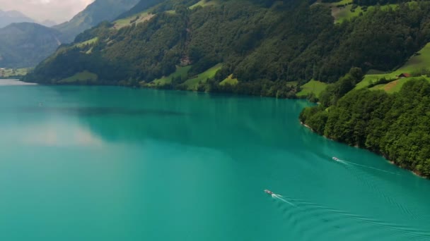ทะเลสาบสีเขียวที่มีสีสันที่เทือกเขาแอลป์ สวิตเซอร์แลนด์ ยุโรป — วีดีโอสต็อก