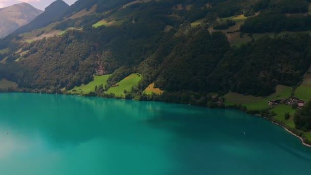ทะเลสาบสีเขียวที่มีสีสันที่เทือกเขาแอลป์ สวิตเซอร์แลนด์ ยุโรป — วีดีโอสต็อก