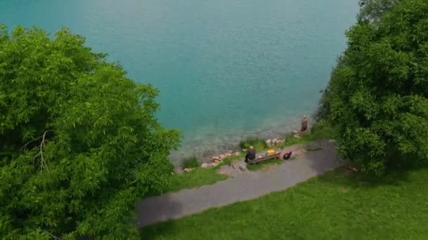 Красочное зеленое озеро в Альпах Швейцария Европа — стоковое видео
