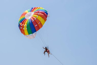 Patong sahilinde deniz paraşütü yapan turistler Phuket, Tayland 'da mavi gökyüzü ile.