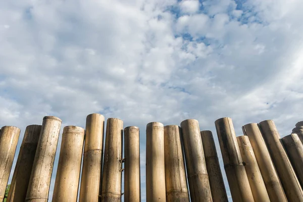 Bamboe Muur Met Wolken Lucht Achtergrond — Stockfoto