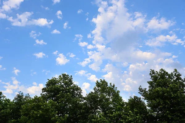 De hemel met witte wolken en verlichting van de zon — Stockfoto