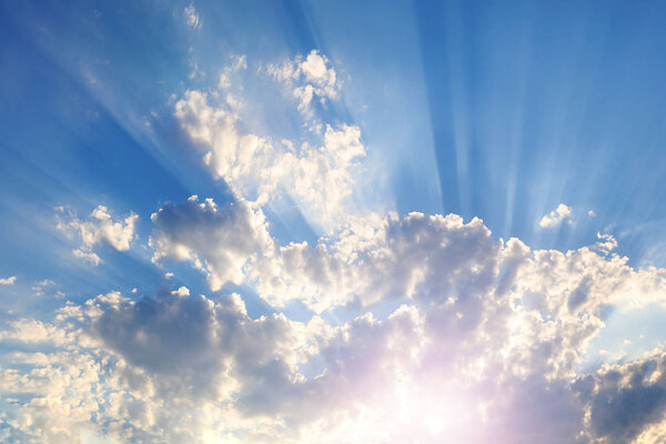 Небо с голубой и синей облачностью и красно-оранжевой подсветкой от Солнца
