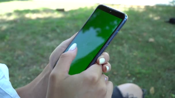 Gros plan de la femme tenant smartphone écran vert, chromatique 