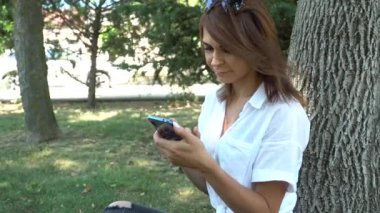 Telefonda konuşan genç kız, gülümseyip gülüyor, yakın çekim