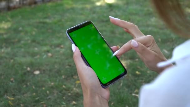 Gros plan de la femme tenant smartphone écran vert, chromatique — Video