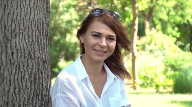 doğada güzel bir genç kız portresi