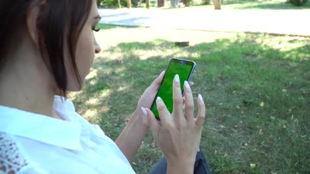 Zbliżenie kobieta trzyma smartphone zielony ekran, Chromakey — Wideo stockowe
