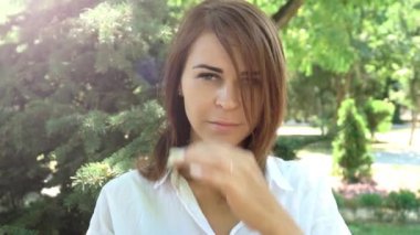 Park'ta çekici bir kız yakın çekim portresi
