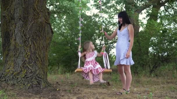 Linda Menina Com Sua Mãe Montando Balanço Parque Natureza — Vídeo de Stock