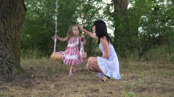 Красива Маленька Дівчинка Матір Їде Гойдалці Парку Природі — стокове відео