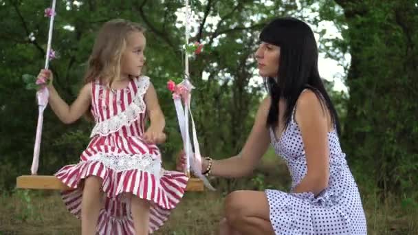 Mooi Klein Meisje Met Haar Moeder Rijden Een Schommel Close — Stockvideo