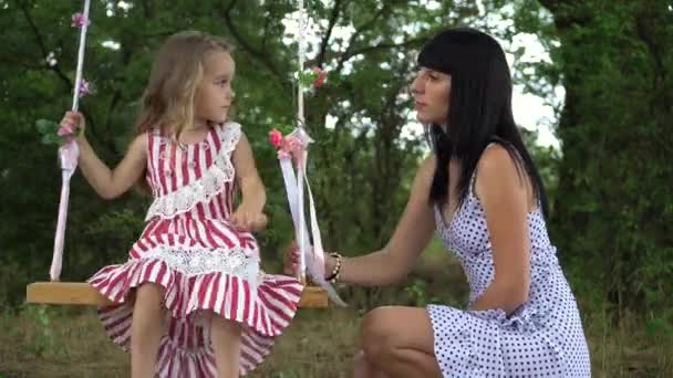 Hermosa Niña Con Madre Montando Columpio Cerca Parque Naturaleza — Vídeos de Stock