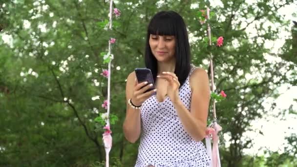 Belle Jeune Fille Communique Sur Internet Aide Smartphone Dans Nature — Video