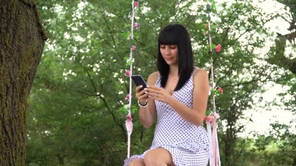 Belle Jeune Fille Parlant Téléphone Avec Sourire Une Bonne Humeur — Video