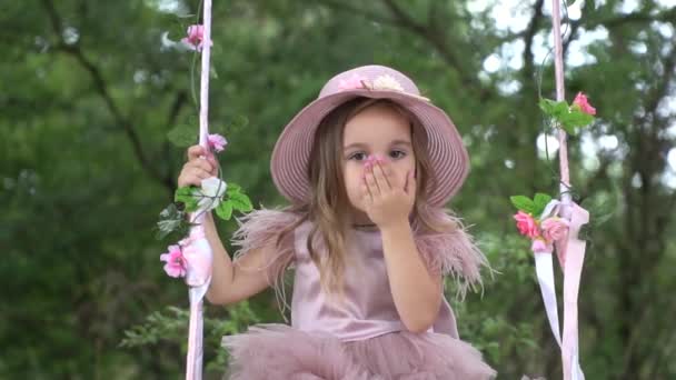 Bonito Menina Belo Vestido Rosa Montando Swing Close Livre — Vídeo de Stock