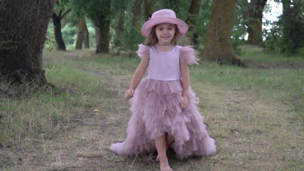 Pequena Menina Bonita Belo Vestido Rosa Andando Natureza Câmera Lenta — Vídeo de Stock