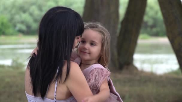 Bella Giovane Madre Che Tiene Figlia Abbracci Tenerezza Rallentatore Famiglia — Video Stock