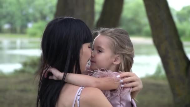 美丽的年轻母亲抱着女儿 拥抱和温柔 慢动作 家庭和爱情的概念 — 图库视频影像