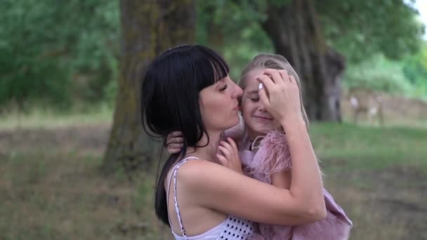 Schöne Junge Mutter Hält Tochter Umarmungen Und Zärtlichkeit Zeitlupe Familien — Stockvideo