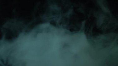 yavaş hareket güzel kalın duman, siyah bir arka plan üzerinde