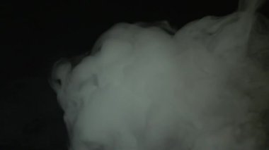 yavaş hareket güzel kalın duman, siyah bir arka plan üzerinde