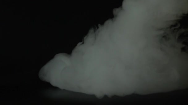 Piękny Gruby Dym Zwolnionym Tempie Czarnym Tle — Wideo stockowe