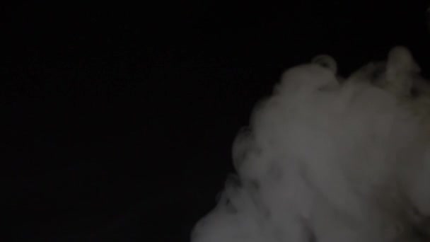 Piękny Gruby Dym Zwolnionym Tempie Czarnym Tle — Wideo stockowe