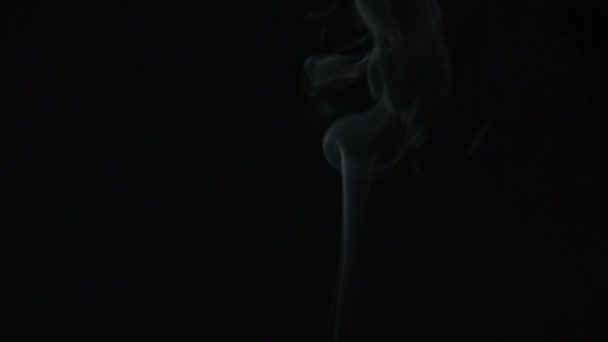 Λεπτές Γραμμές Καπνού Όμορφα Σφαδάζοντας Μαύρο Φόντο Αργή Κίνηση Κοντινό — Αρχείο Βίντεο