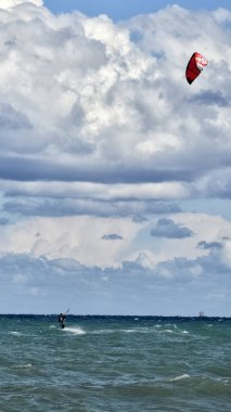 Cesine, İtalya - 21 Eylül 2017: Kitesurfer kaba deniz eylem