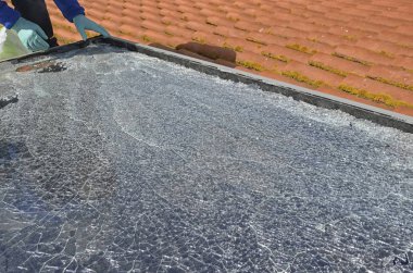 Güneş paneli çıkarma alt görünümünü paramparça