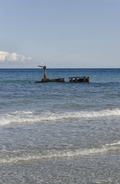 Plaja yakın batık gemi görünümünü