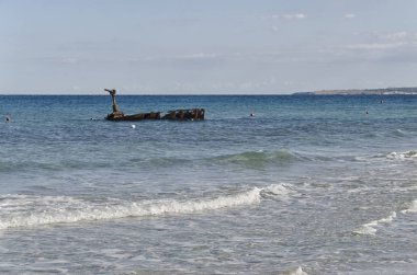 Paslı bir batık gemi kıyısına yakın bakış