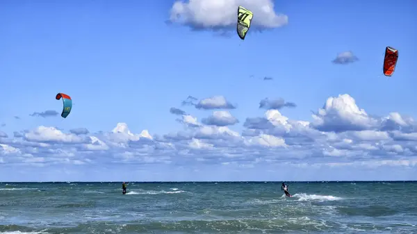 Cesine Italië September 2017 Atleten Beoefenen Van Kitesurf Adriatische Zee — Stockfoto