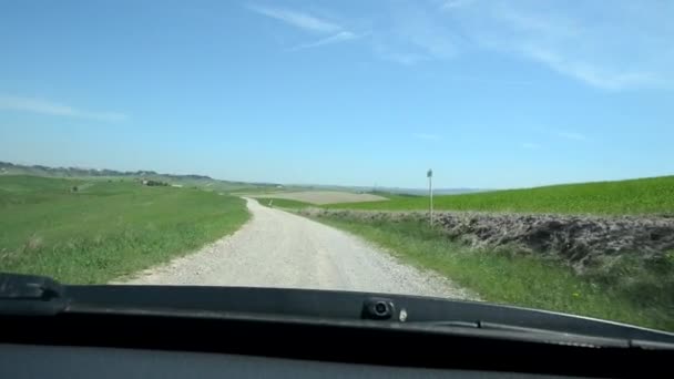 Машина Медленно Едет Тосканскому Ландшафту — стоковое видео