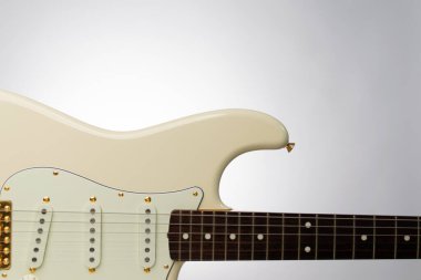 Beyaz bir arka planda olimpik beyaz gitarı kapat