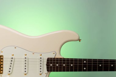 Yeşil arka planda olimpik beyaz gitarı kapat