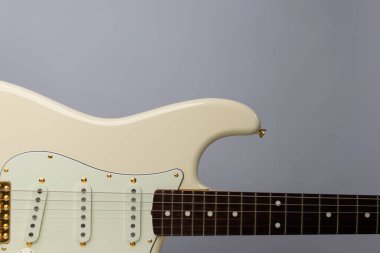 Olimpik beyaz gitarı gri bir gradyan arkaplanda kapat