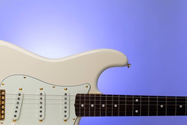 Mor arka planda olimpik beyaz gitara yakın çekim