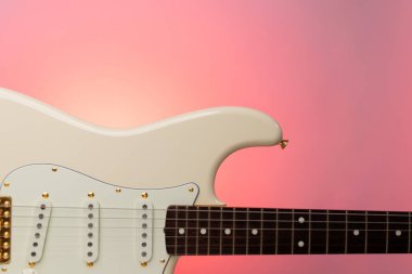 Olimpiyat beyaz gitarını gündoğumu arka planında kapat