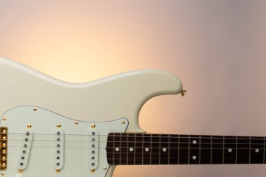 Sarı arka planda olimpik beyaz gitarı kapat