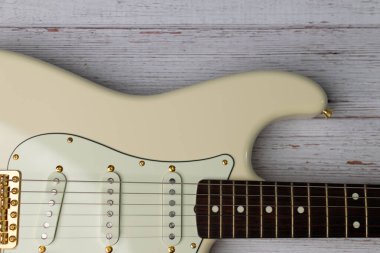 Olimpik beyaz gitarı ahşap bir arka planda kapat