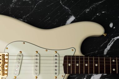 Olimpik beyaz gitarı siyah mermer arka planda kapat