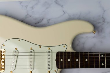 Beyaz mermer arka planda olimpik beyaz gitarı kapat